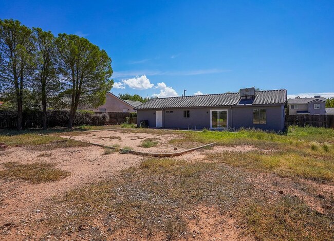 Building Photo - Adorable 2 Bedroom Hurricane Home! Pet Friendly!