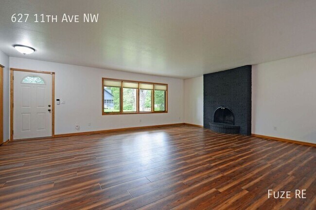 Building Photo - 627 11th Ave NW