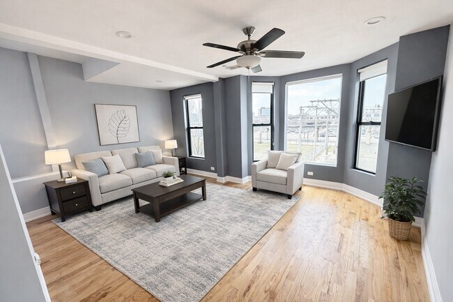 Building Photo - 113 S Paulina St