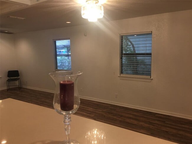 Building Photo - 6804 Suena Dr