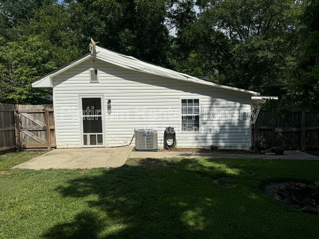 Building Photo - 102 Benson St
