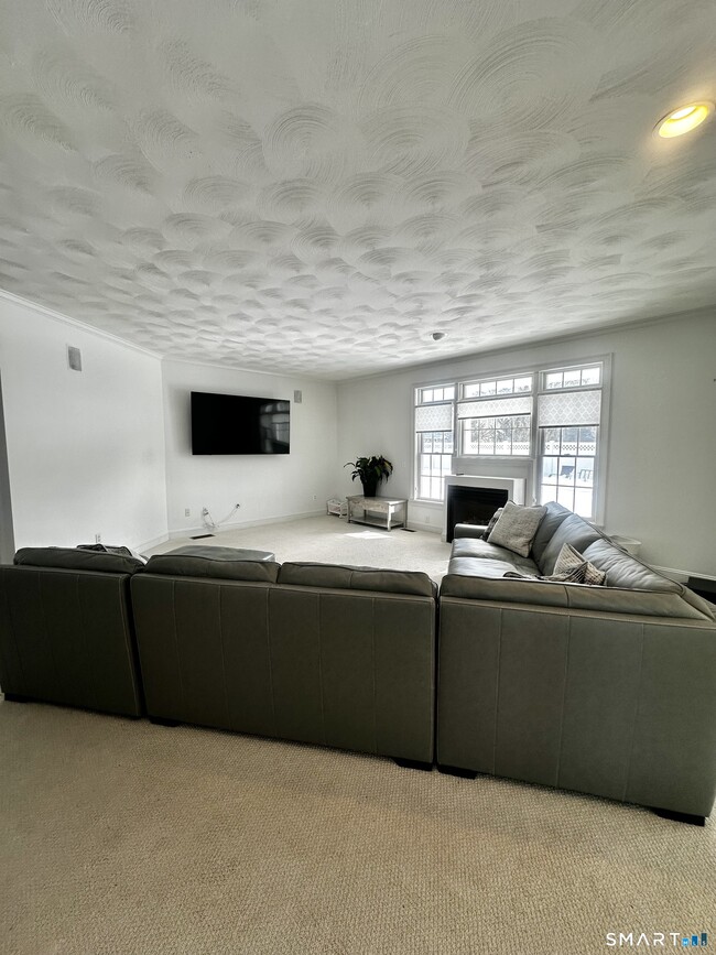 Building Photo - 9 Leeward Ln