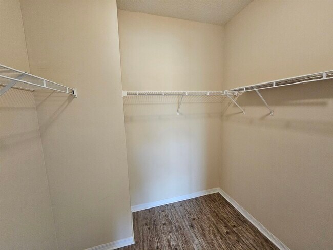 Building Photo - 605 Fairway Dr