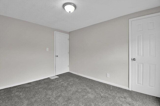 Building Photo - Large Single Family Rental - Available Now