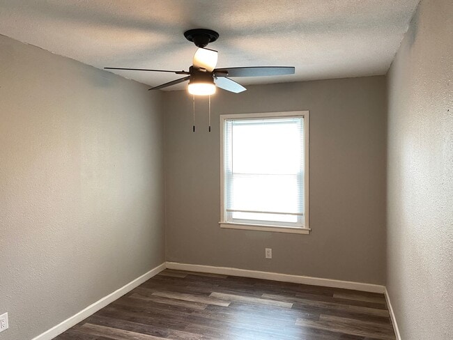 Building Photo - 3 bed, 1 bath, carport