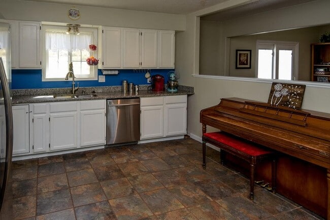 Building Photo - Bloomington Hills Beauty