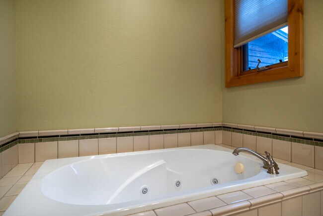 Building Photo - 150 Adams St