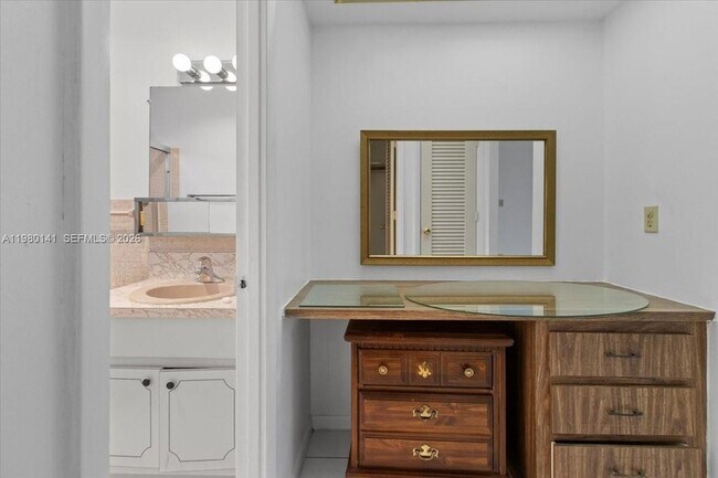 Building Photo - 2200 Park Ln