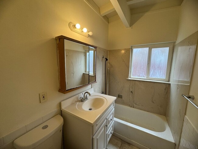 Building Photo - Spacious 4 Bedroom Home in West Sac