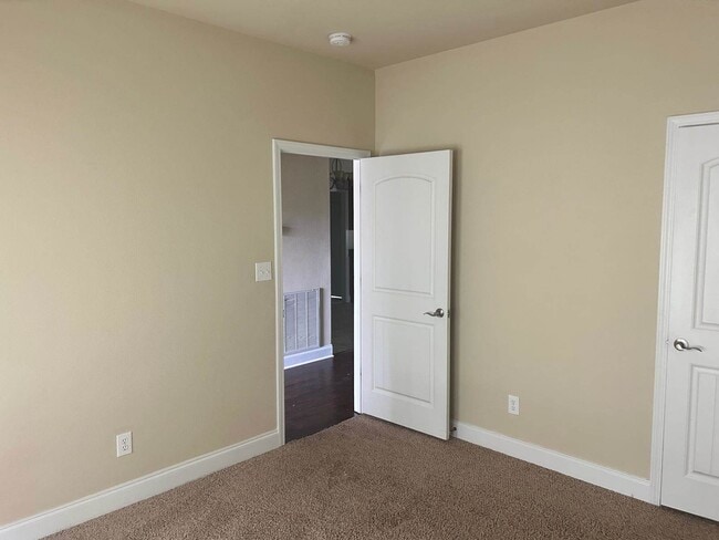 Building Photo - 9930 Summer Woods Cir N
