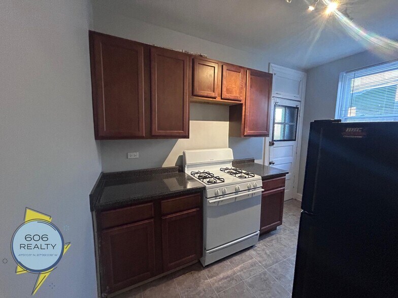 Building Photo - 2006 W Jarvis Ave