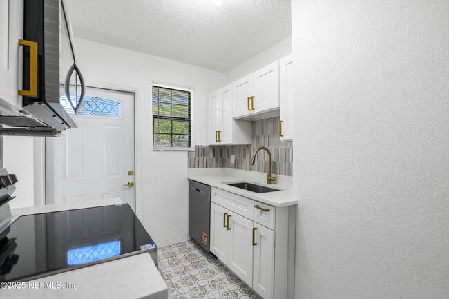 Building Photo - 5246 Sunderland Rd