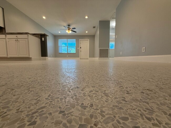 Building Photo - 140 Date Palm Dr
