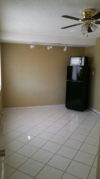 Building Photo - 2842 Van Buren St