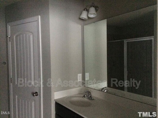 Building Photo - 122 Phantom Ln
