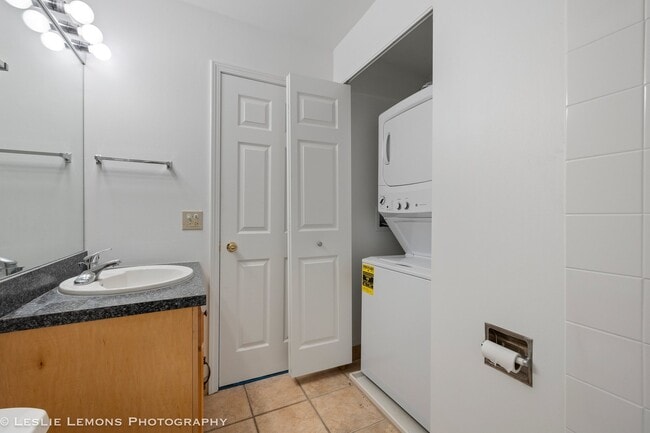 Building Photo - 5950 Oakwood Dr
