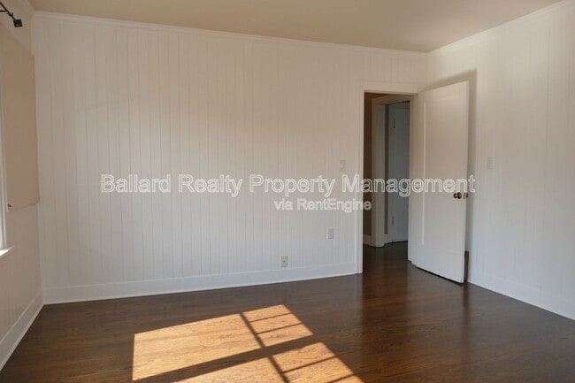 Building Photo - 3246 Conkling Pl W
