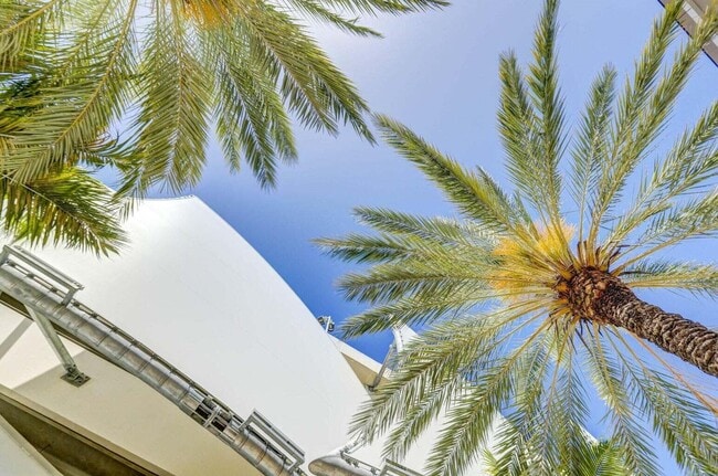 Building Photo - 100 SE 6th Ave