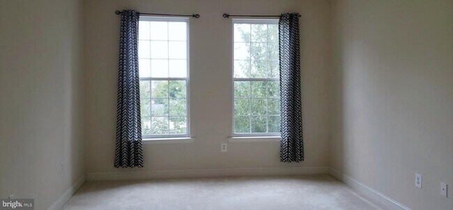 Building Photo - 5800 Clipper Ln