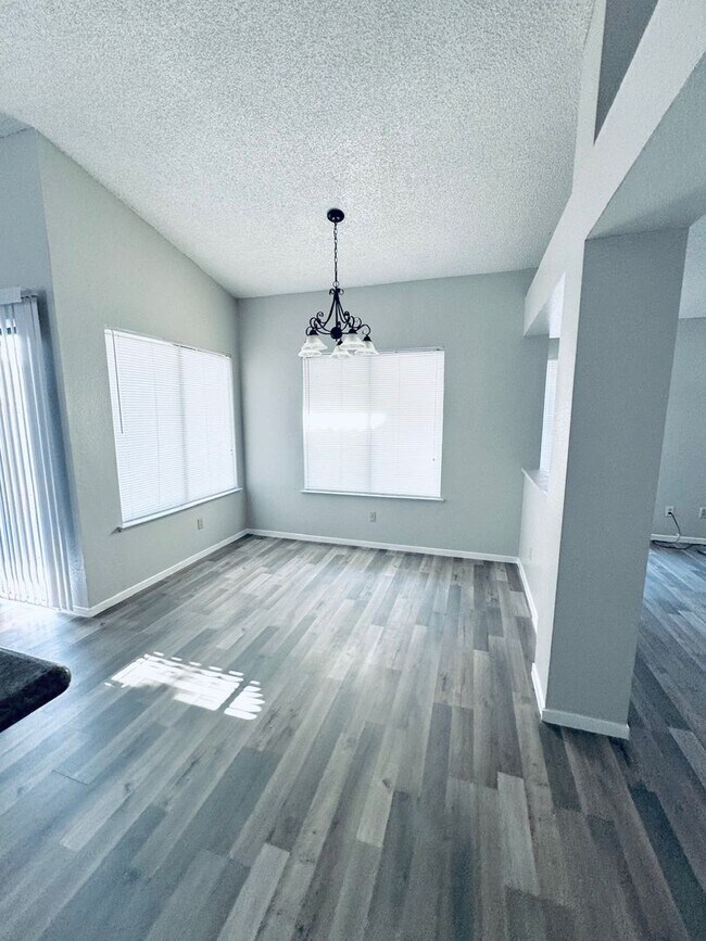 Building Photo - WONDERFUL 3 BEDROOM SINGLE STORY HOME IN T...