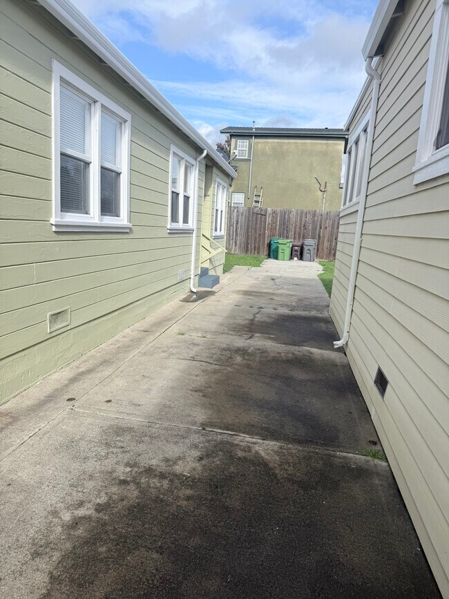 Building Photo - 9008 A St