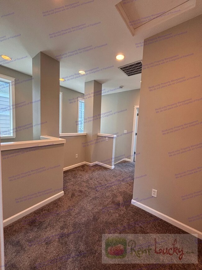 Building Photo - Bright and Spacious Fircrest Townhome in U...