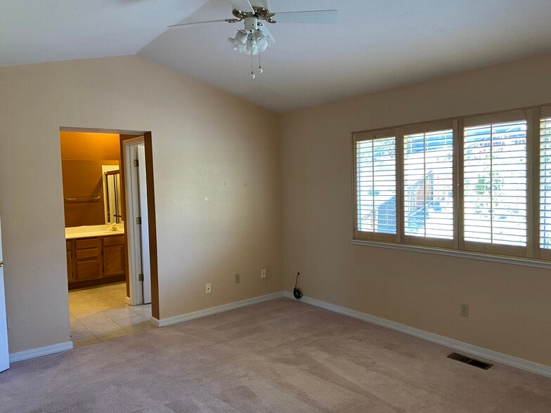 Building Photo - 3964 Glenview Terrace