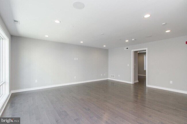 Building Photo - 712-14 S Sartain St