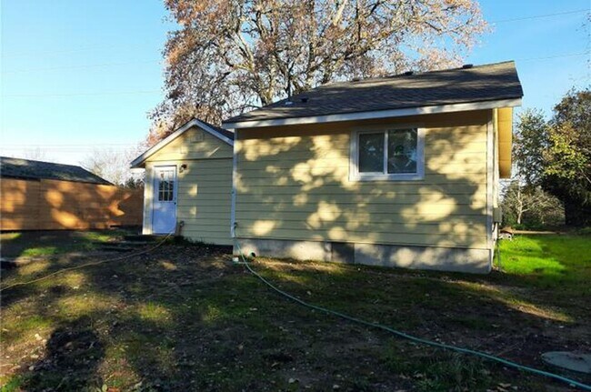 Building Photo - Charming Retreat: Fully Remodeled 3 Bed, 2...