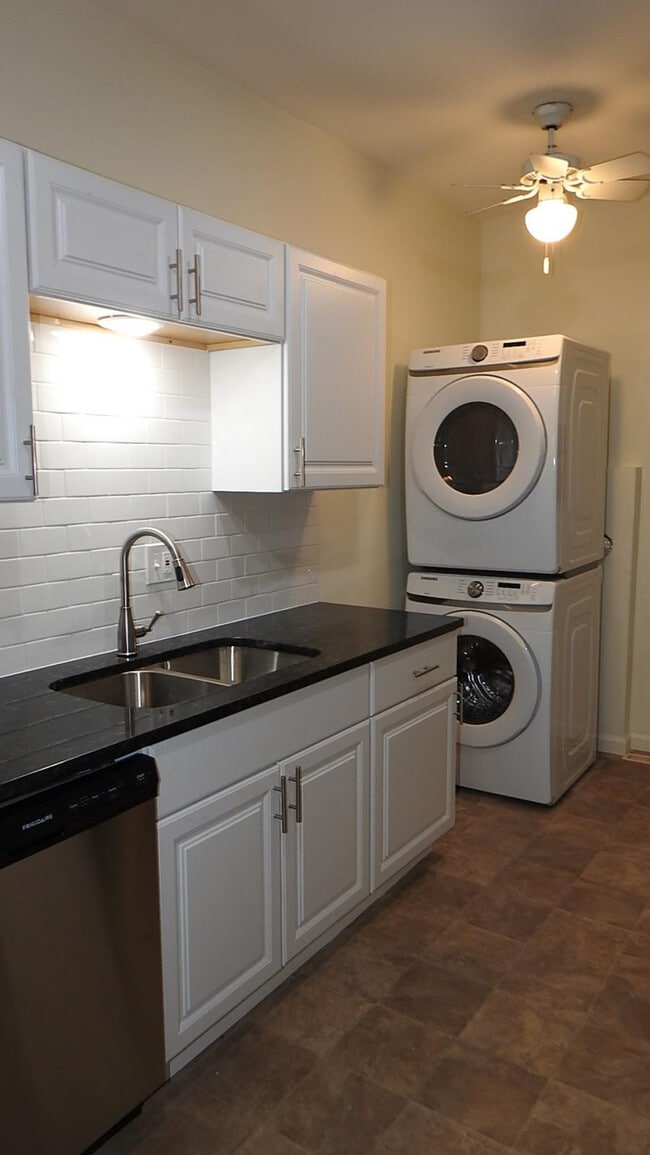 Building Photo - Cozy 1 bedroom and 1 bath apartment with a little office room apartment downtown, located on E 26...