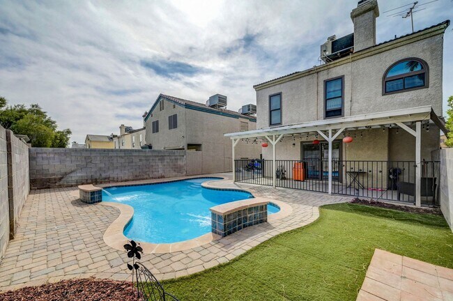 Building Photo - 3 bedroom home with pool!!