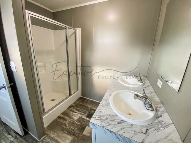 Building Photo - Bright & Spacious 3-Bed, 2-Bath Mobile Hom...