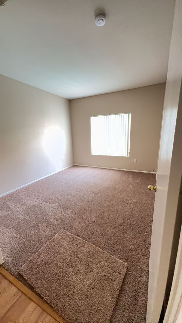 Building Photo - LARGE HOME WITH POOL! LOCATED CLOSE TO HWY...