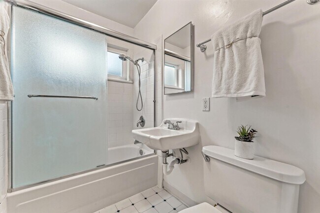 Building Photo - Utilities Included! Montclair 1BD/1BA w/ Parking & Private Deck