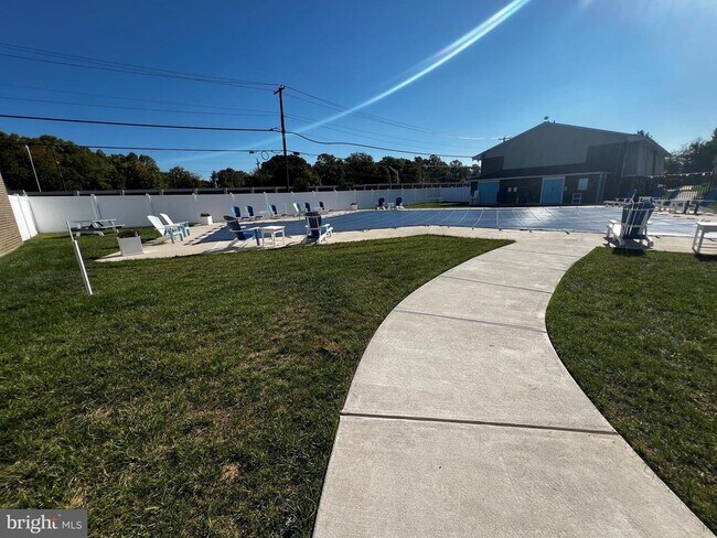 Building Photo - 3850 Woodhaven Rd