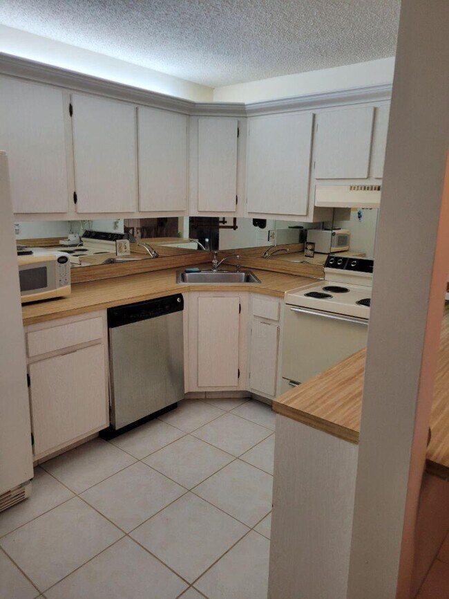 Building Photo - 320 Knotty Pine Cir