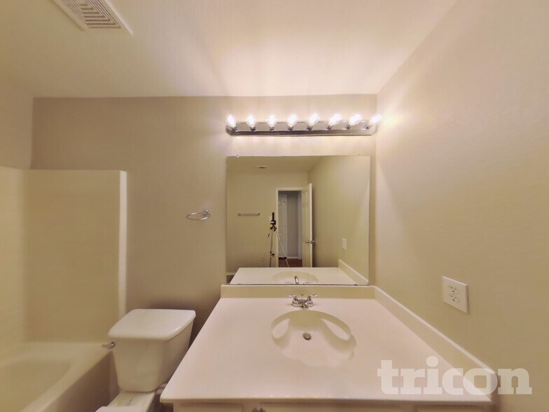 Building Photo - 917 Red Oak Trails