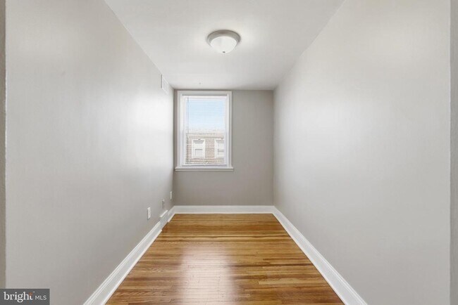 Building Photo - 271 W Wyncliffe Ave