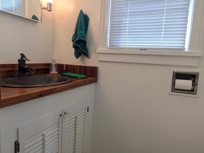 Building Photo - 1415 S Shore Dr