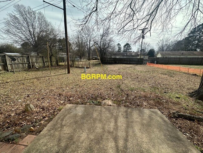 Building Photo - 3 BD, 1 1/2 BA, Home in Sherwood