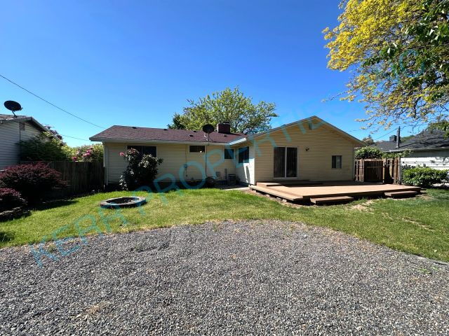 Building Photo - Charming Portland Retreat: 3-Bed, 2-Bath Home with Hardwood Floors & Cozy Fireplace!