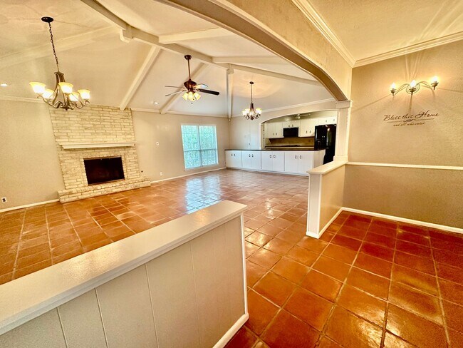 Building Photo - July Move-In Special - Fabulous 4/2 single...