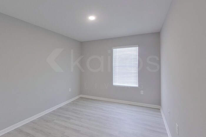 Building Photo - 305 Monarch Ln