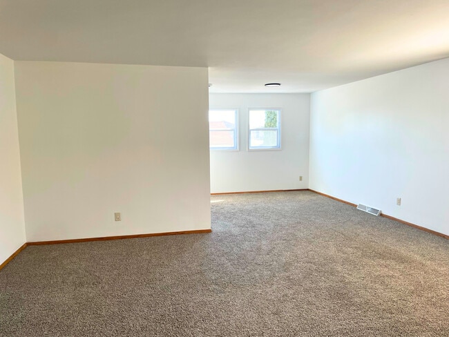 Building Photo - 705 Willow Run St