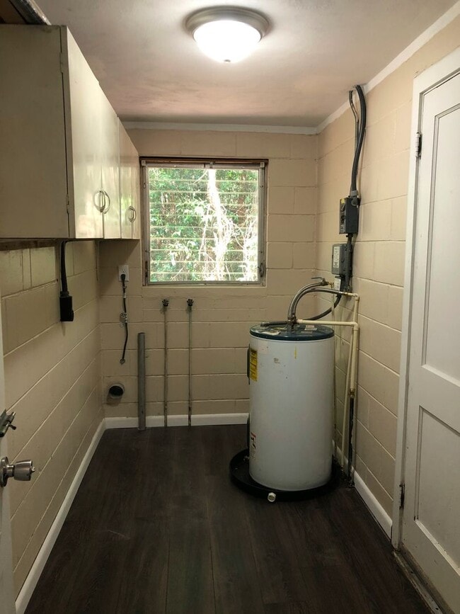 Building Photo - 2 Bed 1 Bath Home | Carport | Central AC | Pet Friendly | Washer Dryer Hook Ups | Section 8 Welcome