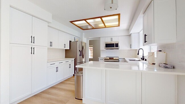 Building Photo - 490 Silvertail Pl