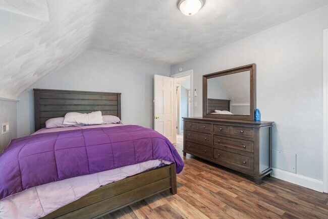 Building Photo - Welcome to this beautifully maintained 4-b...