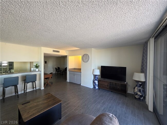 Building Photo - 750 S Royal Crest Cir