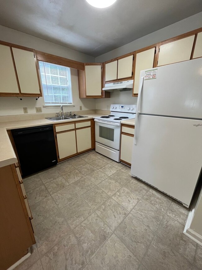 Building Photo - Rutherford 3 Bedroom 3 Bath with Den Town ...