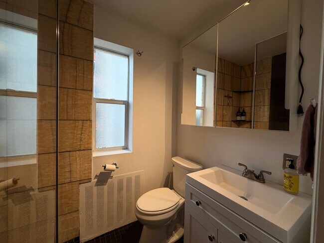 Building Photo - Turnkey Top-Floor Living in Gated Community Near City Park, Dining & Hospitals